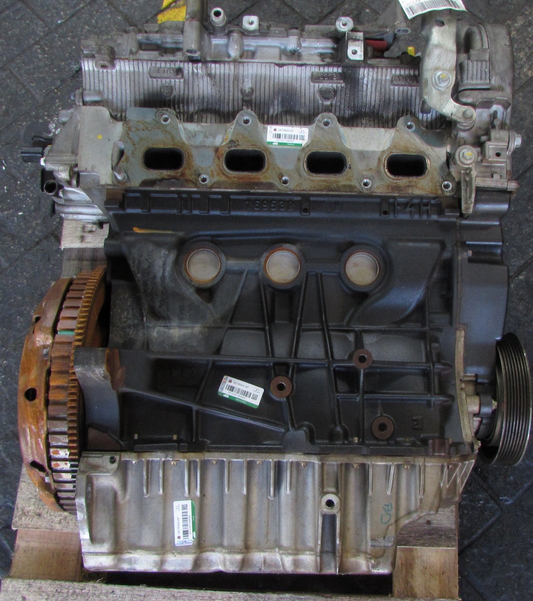 Номер двигателя дастер 2.0. Рено f4r 2.0. F4r двигатель Дастер. Блок f4r. Двигатель Renault Duster 2.0 f4r.