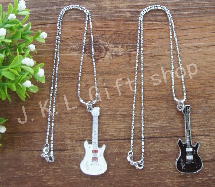 Guitarra Colgante Collar Blanco y Negro