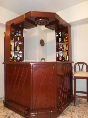 Mueble Bar De Madera Color Caoba Con 2 Sillas E Iluminación Bs 1 Mueble Bar De Madera Color Caoba Con 2 Sillas E Iluminación Bs 1