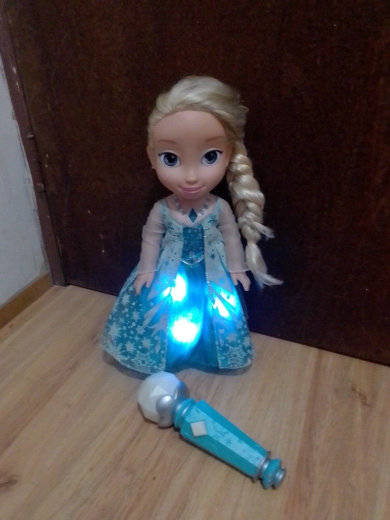 muñeca de frozen con microfono