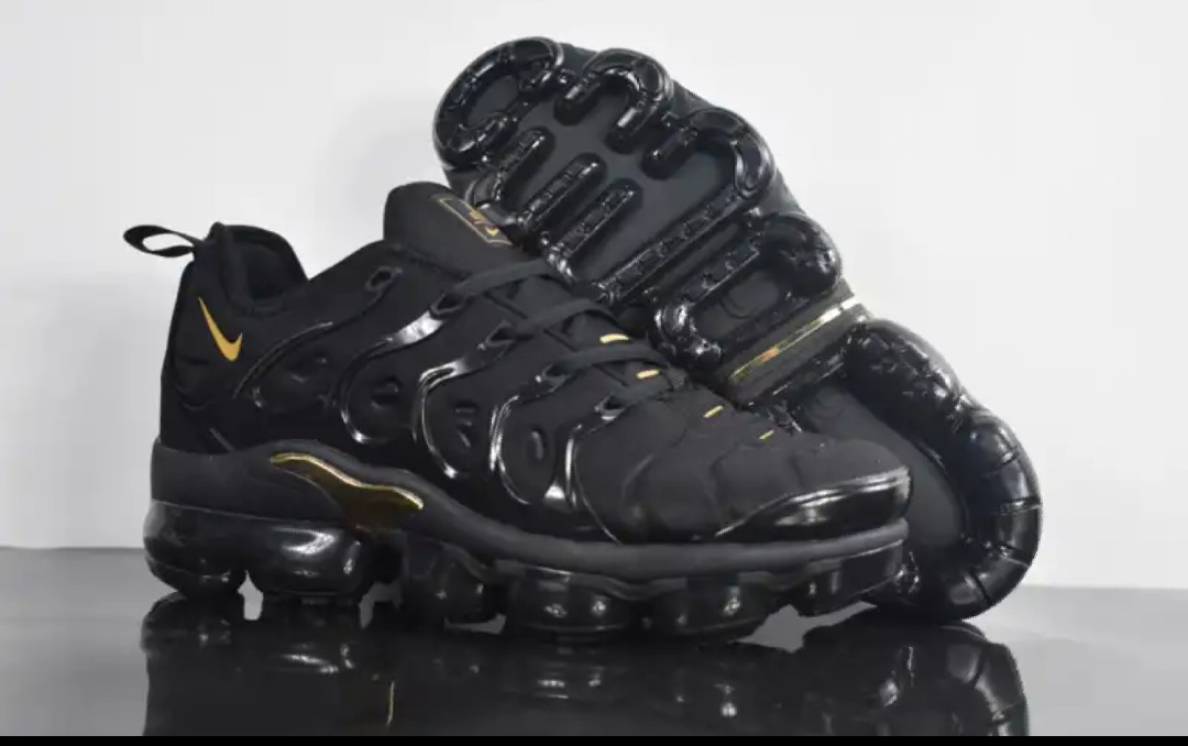 vapormax negro con dorado