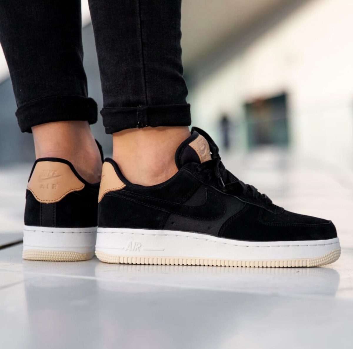 nike air force 1 gamuza negra