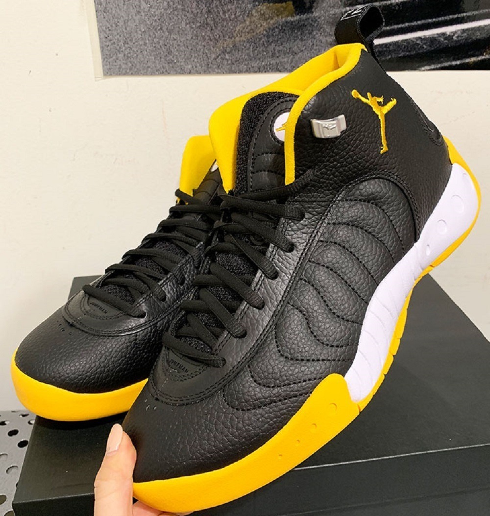 jordan negro con amarillo