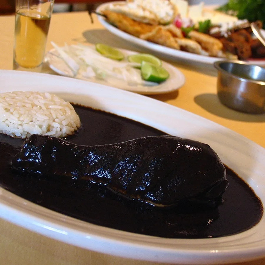 plato de mole oaxaqueño