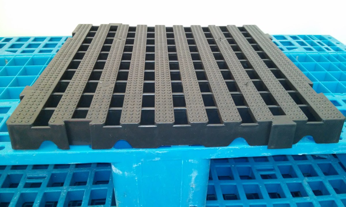 Estrado De Plastico Para Piso Piso Plástico , Palete . Pallet Plastico . Estrado 50x50x5 P - R$ 24,99