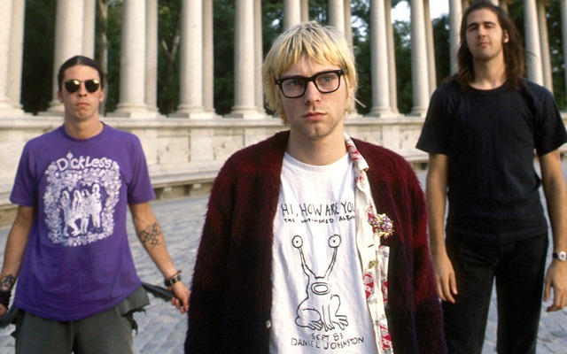 Kurt Cobain usando una playera con una ilustración de Daniel Johnston