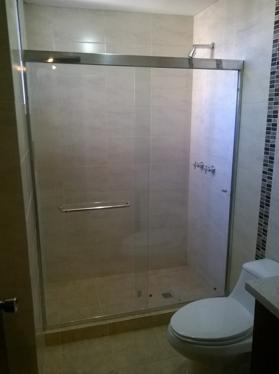 Puertas De Baños En Vidrio Templado - Bs. 550.000,00 en Mercado Libre