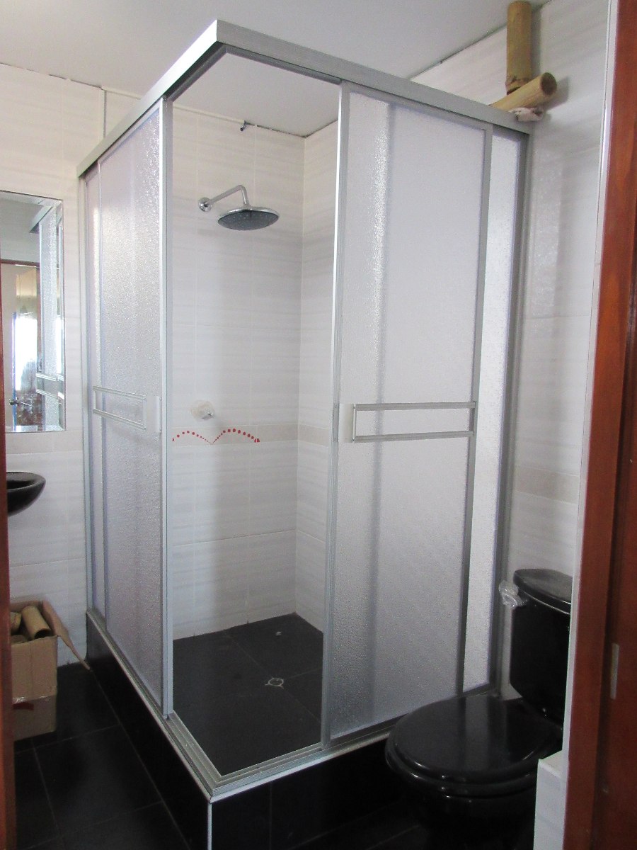 Puertas De Ducha En Acrílico Y Vidrio Templado,desds/.340.00 - S/ 5,00 Puertas De Baño En Acrilico Plástico Y Fibra De Vidrio