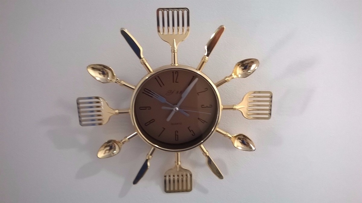 Relógio de parede para cozinha em formato de talheres dourado