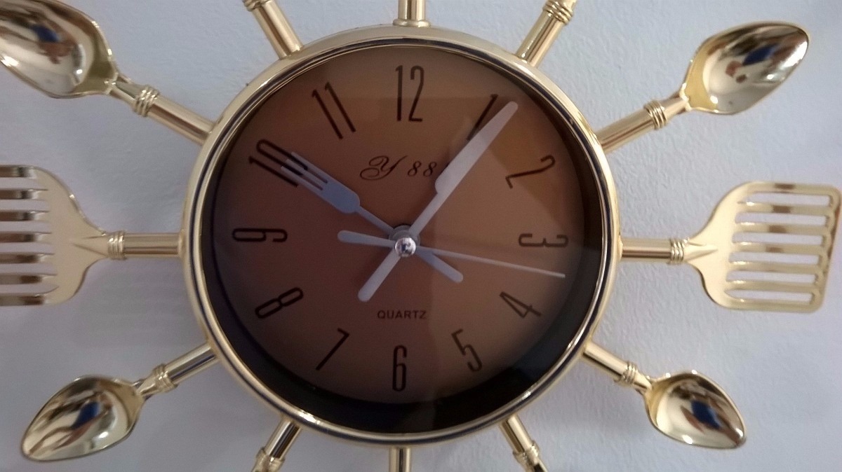 Relógio de parede para cozinha formato de talheres dourado