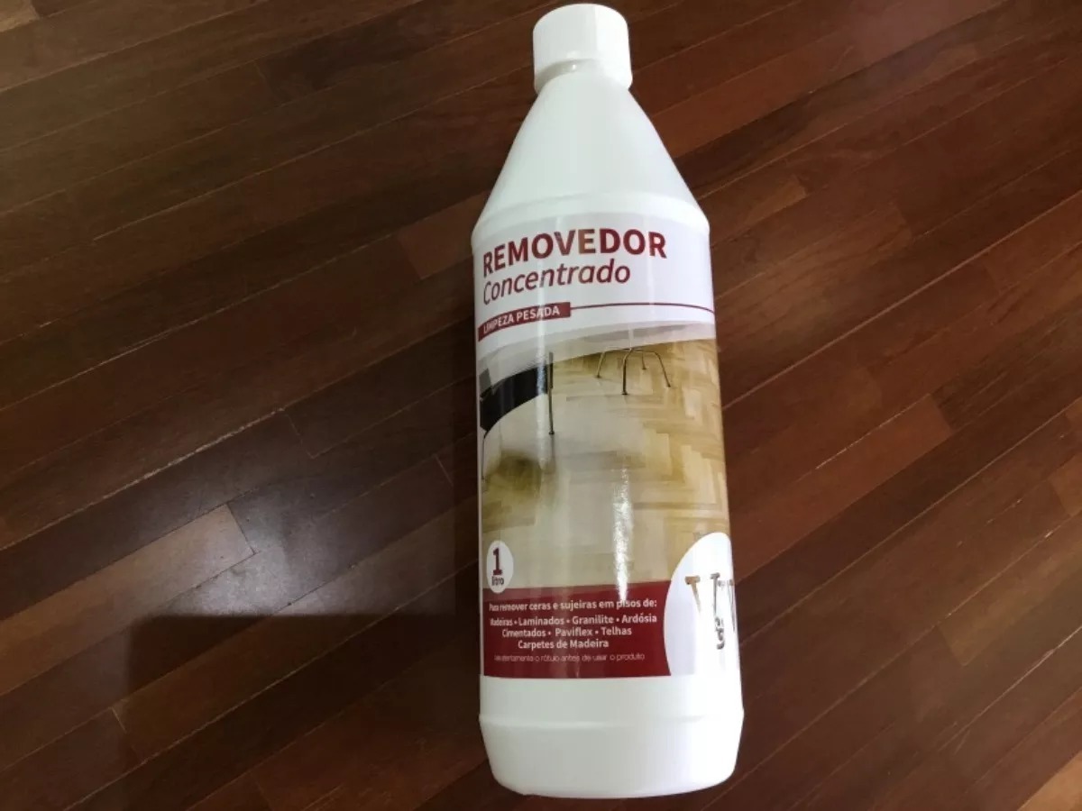 como remover cera de piso de madeira