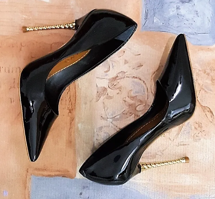 SOFISTICATA | Sapato Scarpin Bico Fino Salto Alto Agulha Dourado Verniz Ca - R$ 225,00