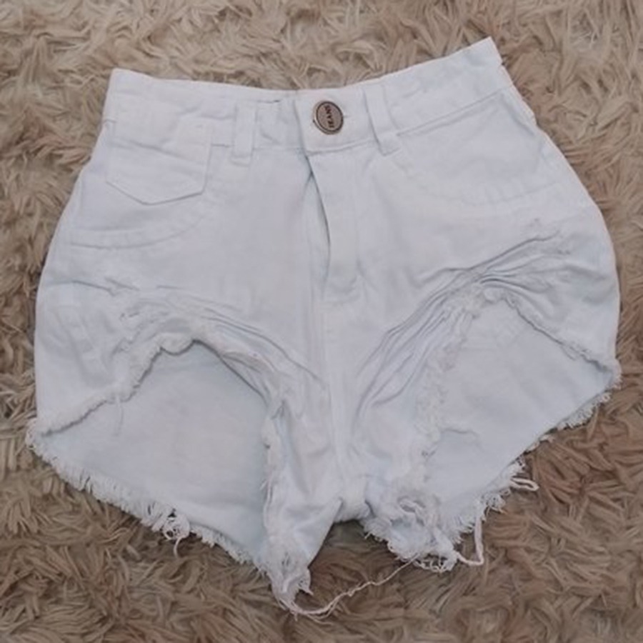 short jeans branco desfiado cintura alta