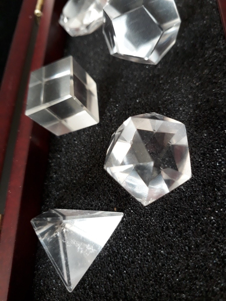 Seis piezas de cuarzo de cristal s/ólidos plat/ónicos