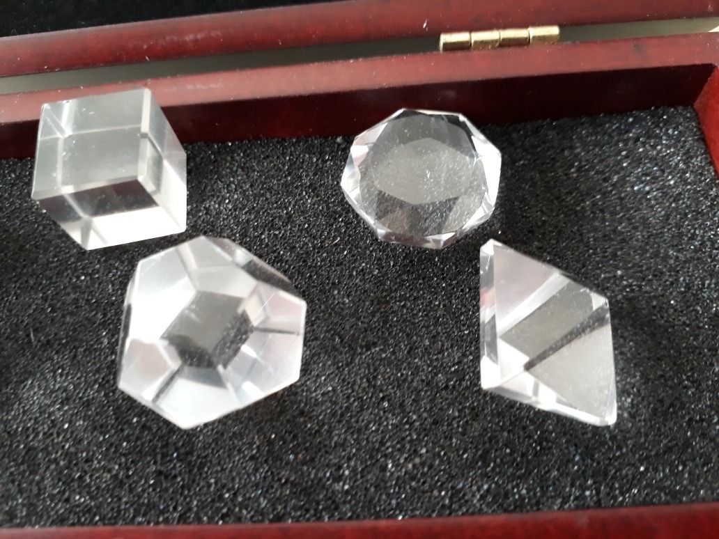 Seis piezas de cuarzo de cristal s/ólidos plat/ónicos