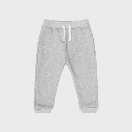Pantalón gris con fondo gris claro digitalizado.