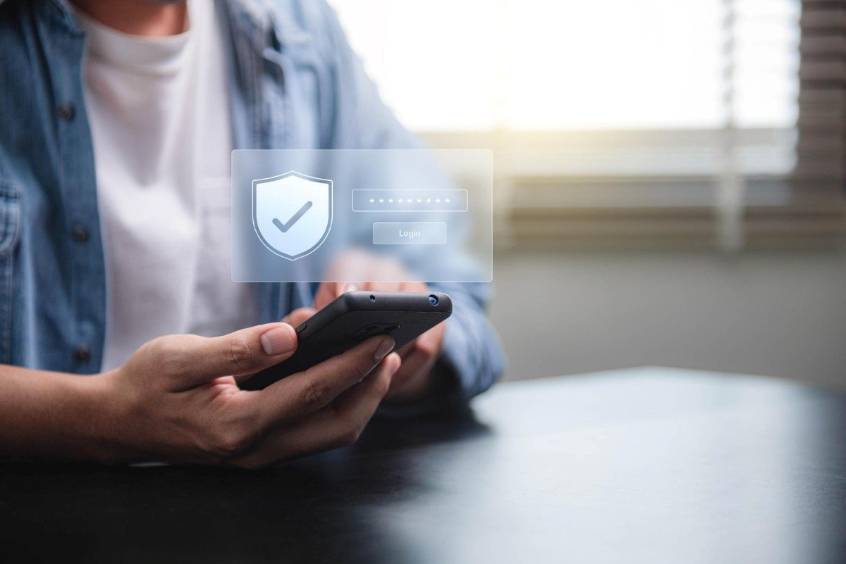 Persona activando la verificación en dos pasos en una app financiera desde su celular.
