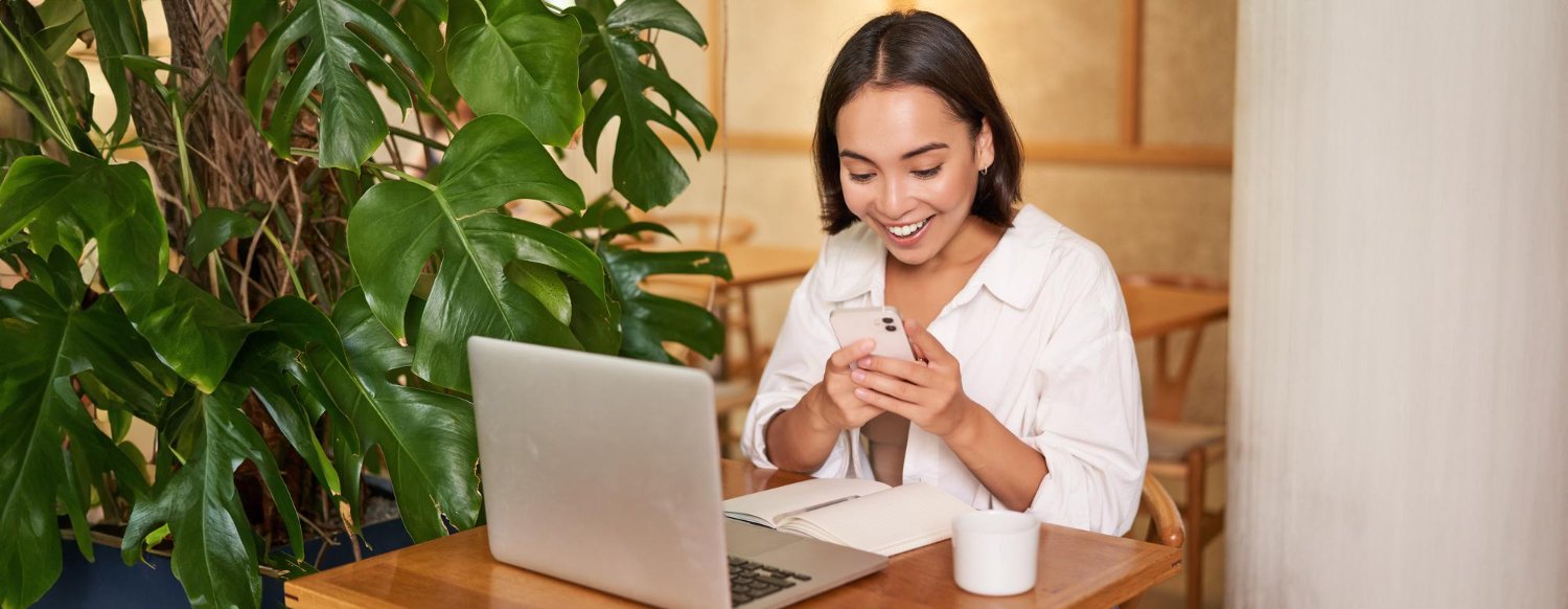 Empreendedora comparando rendimento automático e CDB no celular.