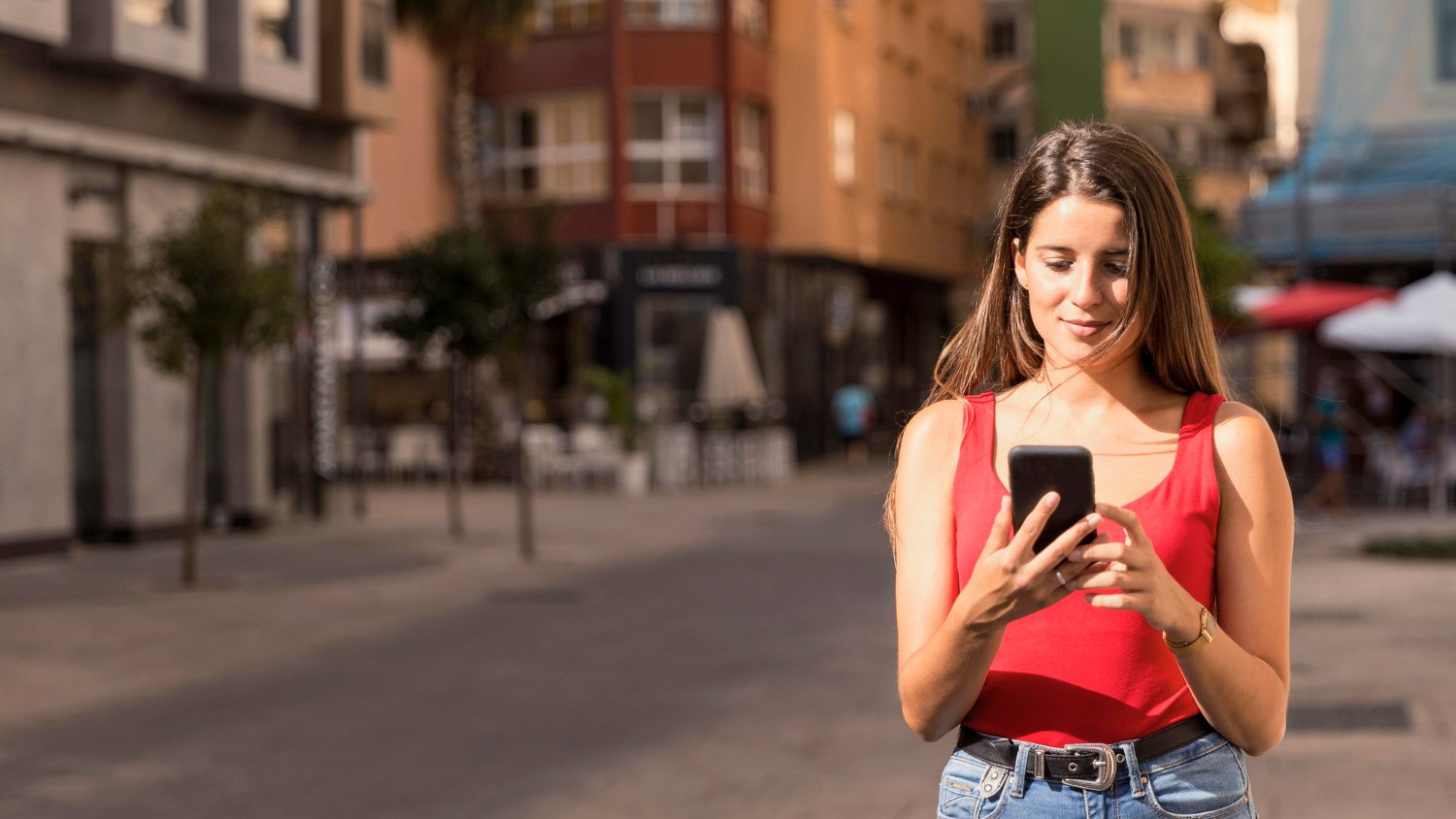 Jovem andando tranquila, porque tem um seguro para celular com proteção contra roubo e furto no Brasil.