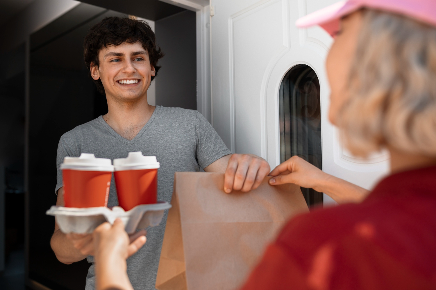 Persona recibe delivery.