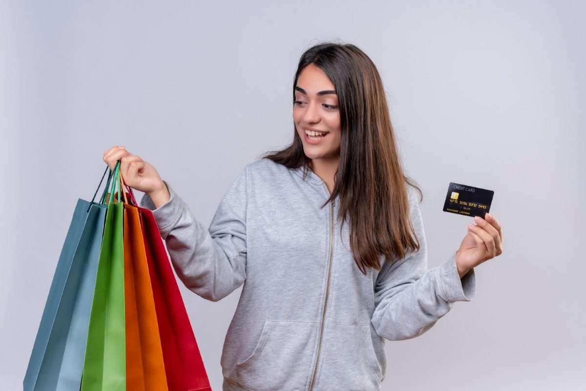 Mujer comprando con plazos de meses sin intereses con su tarjeta.