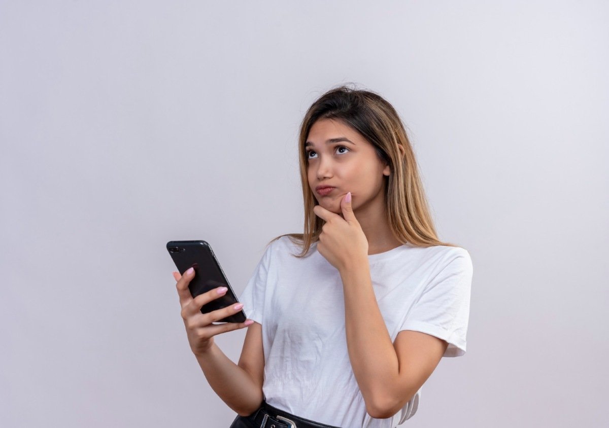 pessoa escolhendo entre Bitcoin e Stablecoin para começar a investir.