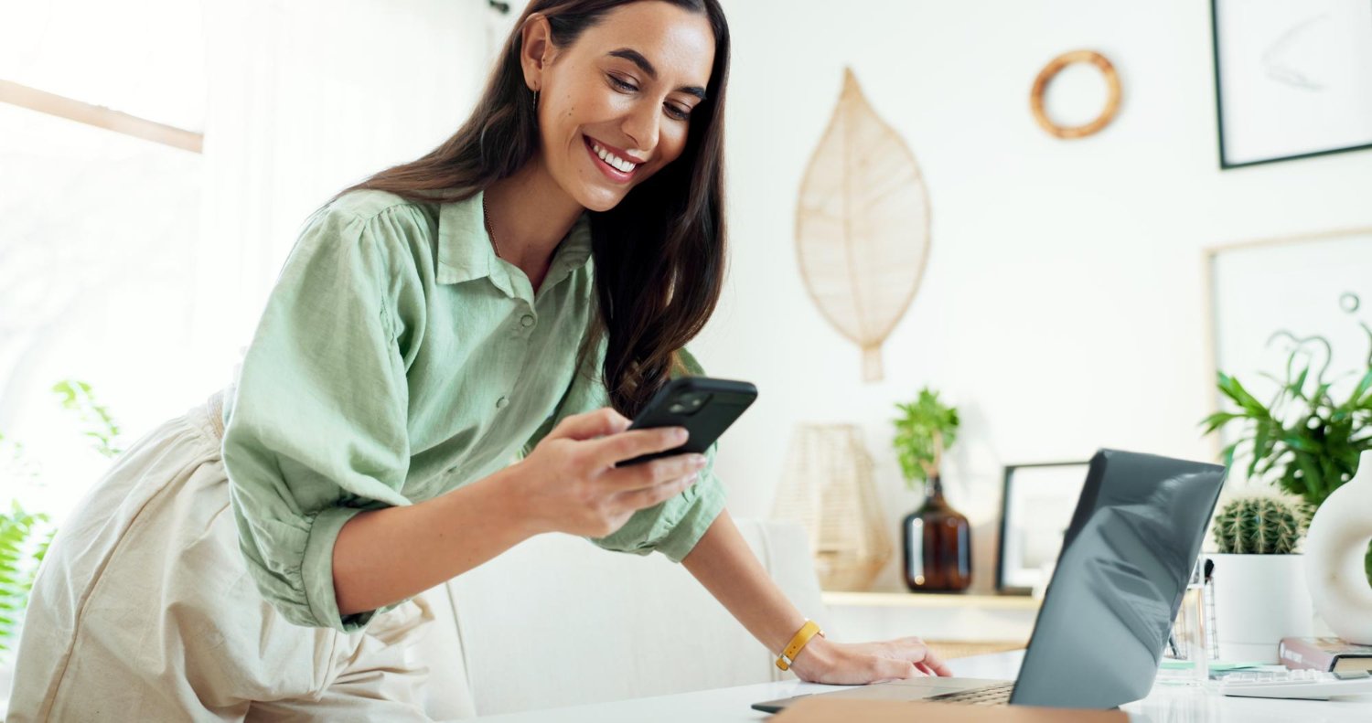 Empreendedora consultando rendimento diário na Conta Negócio Mercado Pago.