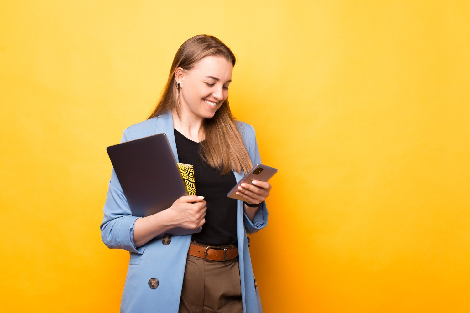 Empreendedora conferindo checklist mensal da Conta Negócio no celular.