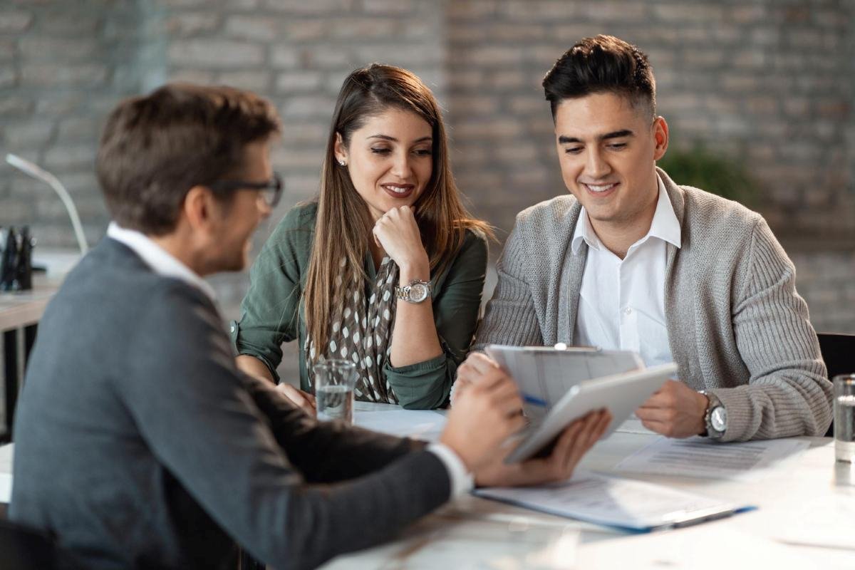 pareja-con-asesor-financiero
