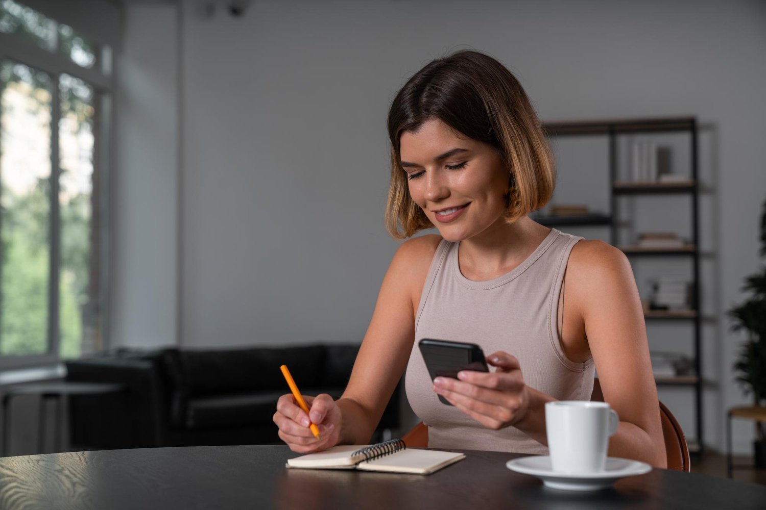 Pessoa agendando pagamento de boleto pelo app Mercado Pago.