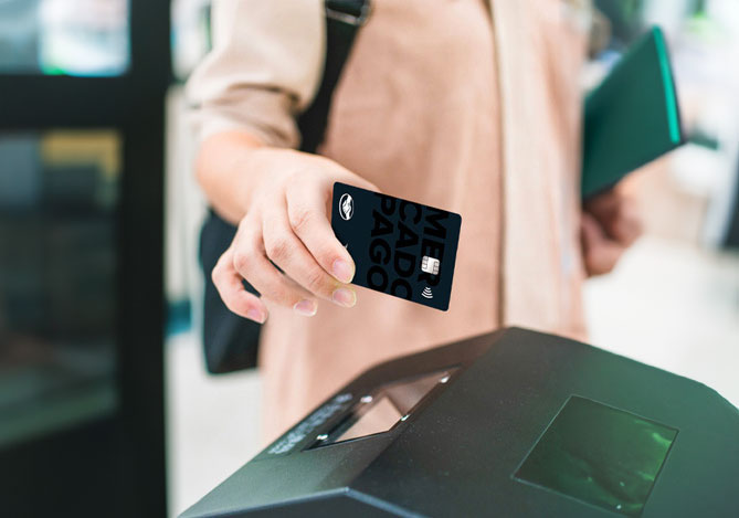 Mercado Pago: mão de pessoa aproximando o Cartão pré-pago para fazer pagamentos