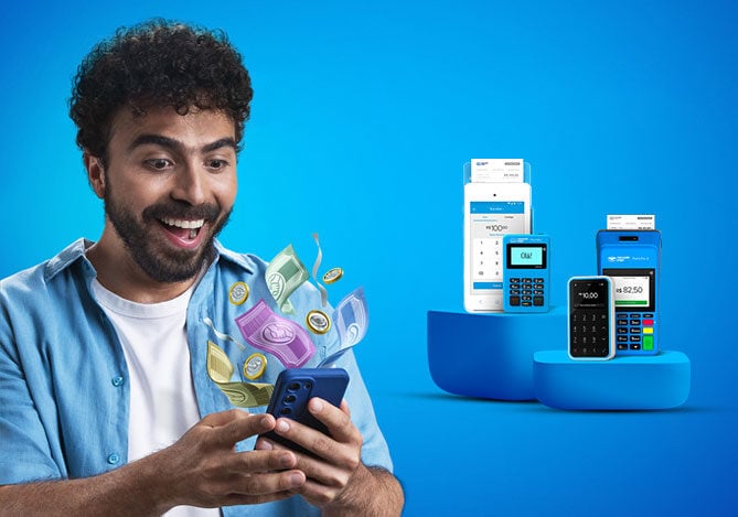 Imagem de um homem segurando um celular do qual é possível ver algumas notas e moedas ilustrativas, representando que o empresário pode conseguir bons resultados quando usa bem os dados da sua máquina de cartão. ao fundo da imagem, é possível ver as máquinas de cartão Mercado Pago Point Smart 2, Point Mini NFC 2, Point Air e Point  Pro 2.
