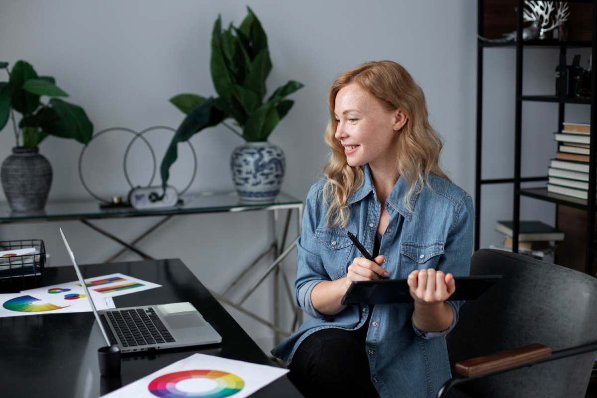 Designer trabalhando em home office e organizando cobranças no computador