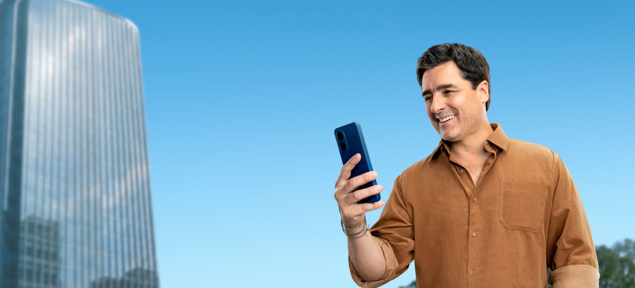 Jorge Zabaleta utilizando Mercado Pago en su celular.