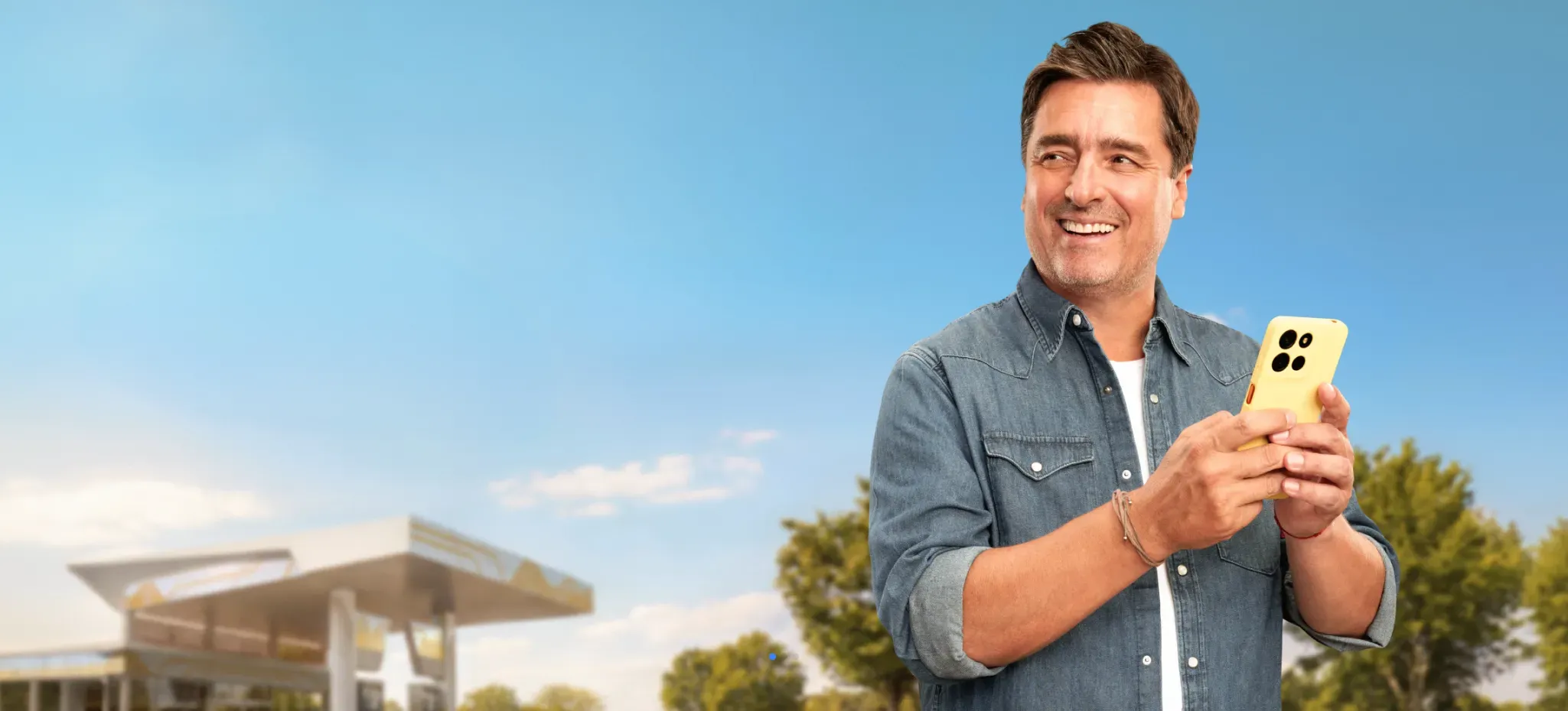 Jorge Zabaleta utilizando Mercado Pago en su celular.