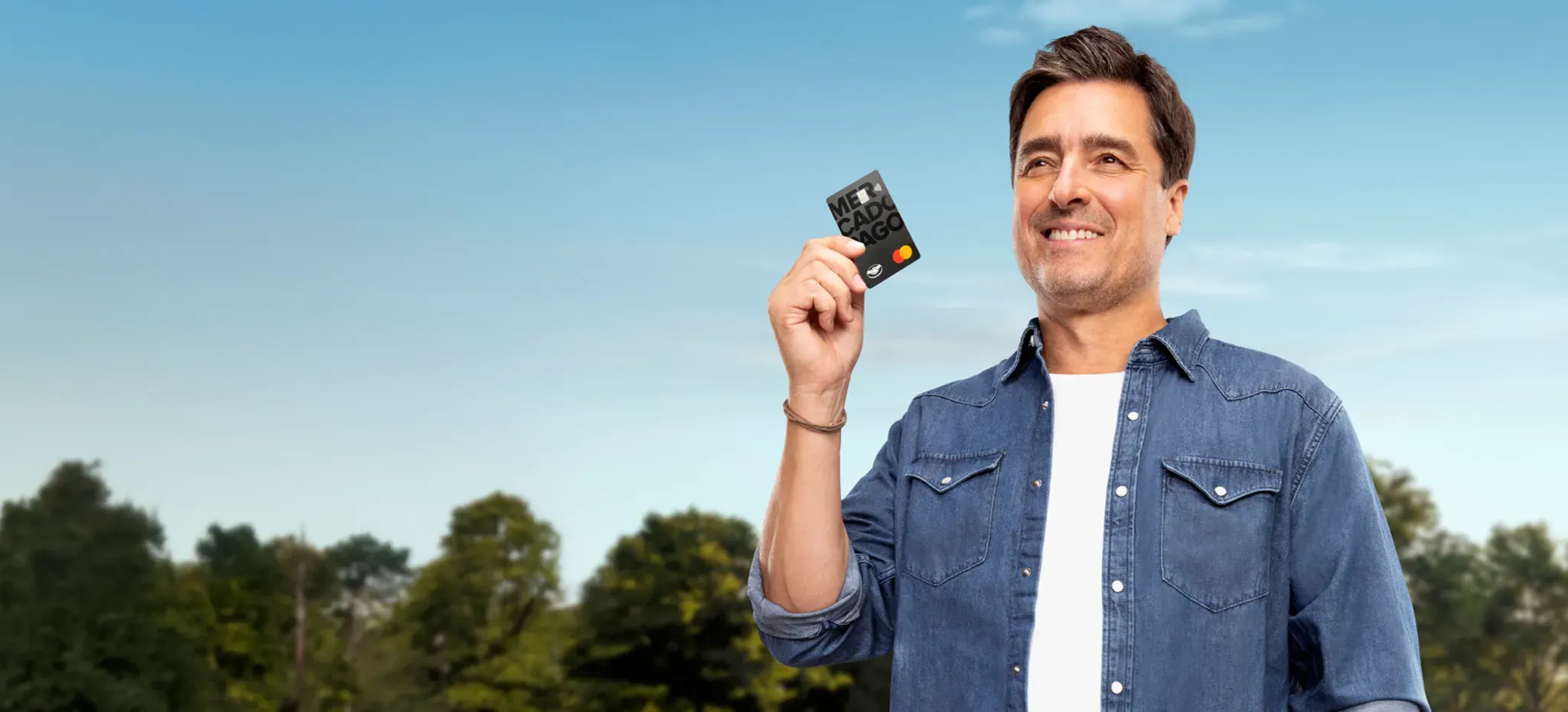 Jorge Zabaleta sosteniendo la tarjeta prepago Mercado Pago.