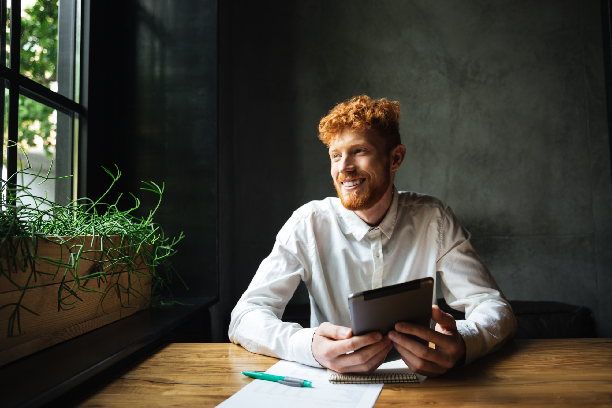 Empreendedor usa tablet para planejamento financeiro