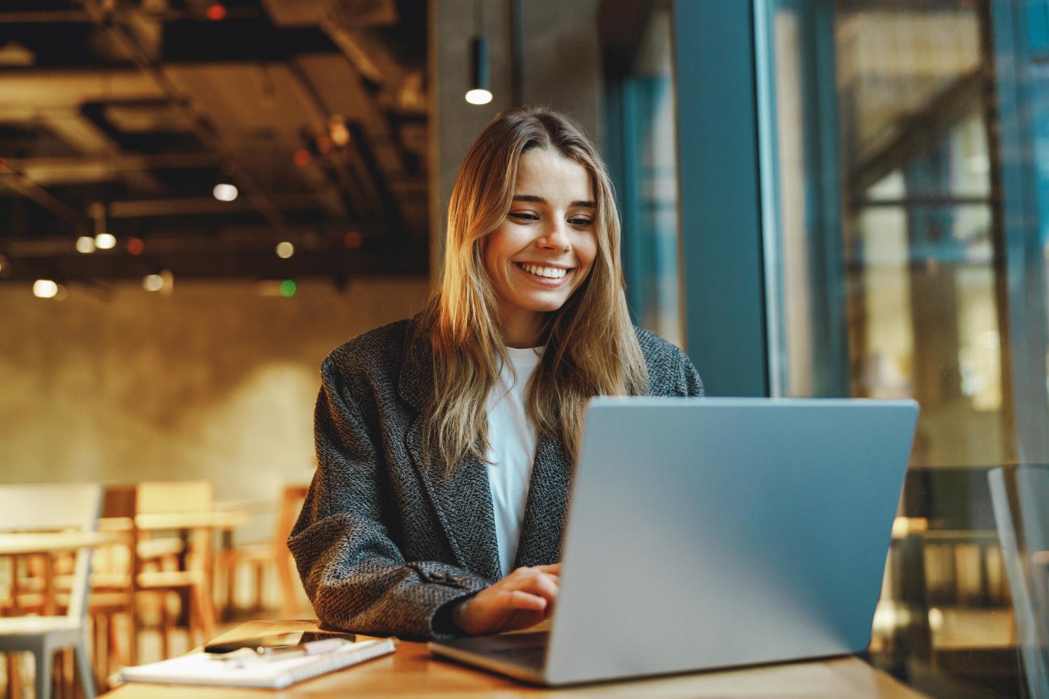 Empreendedora analisando propostas de empréstimos para sua PME.