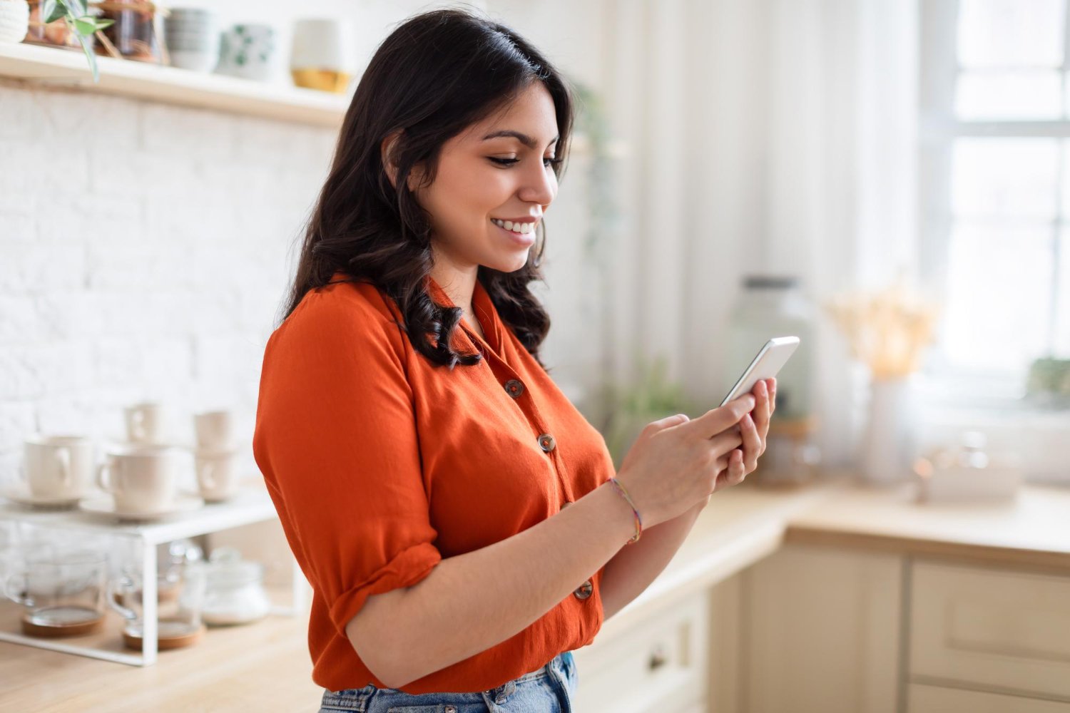 Empreendedora criando promoção relâmpago no WhatsApp com link de pagamento.