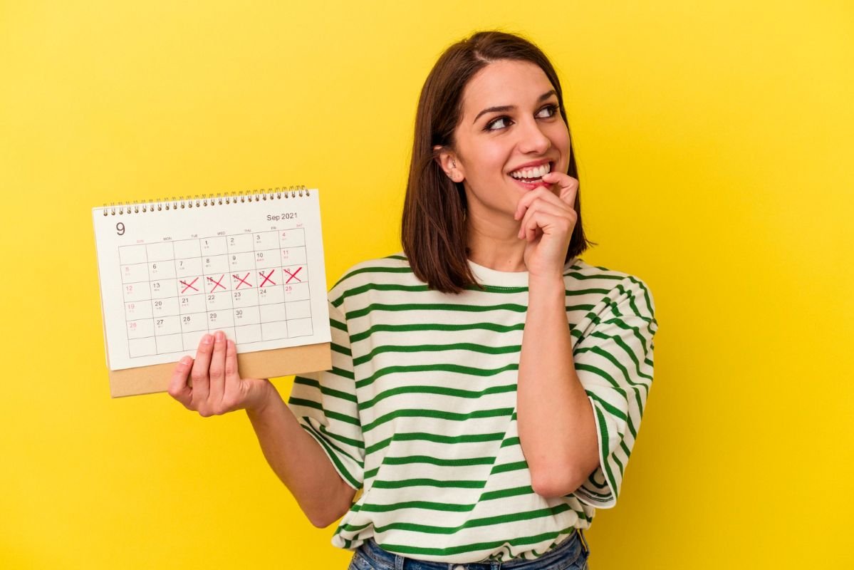 Empreendedora planejando calendário de vendas 2026 nas datas sazonais.