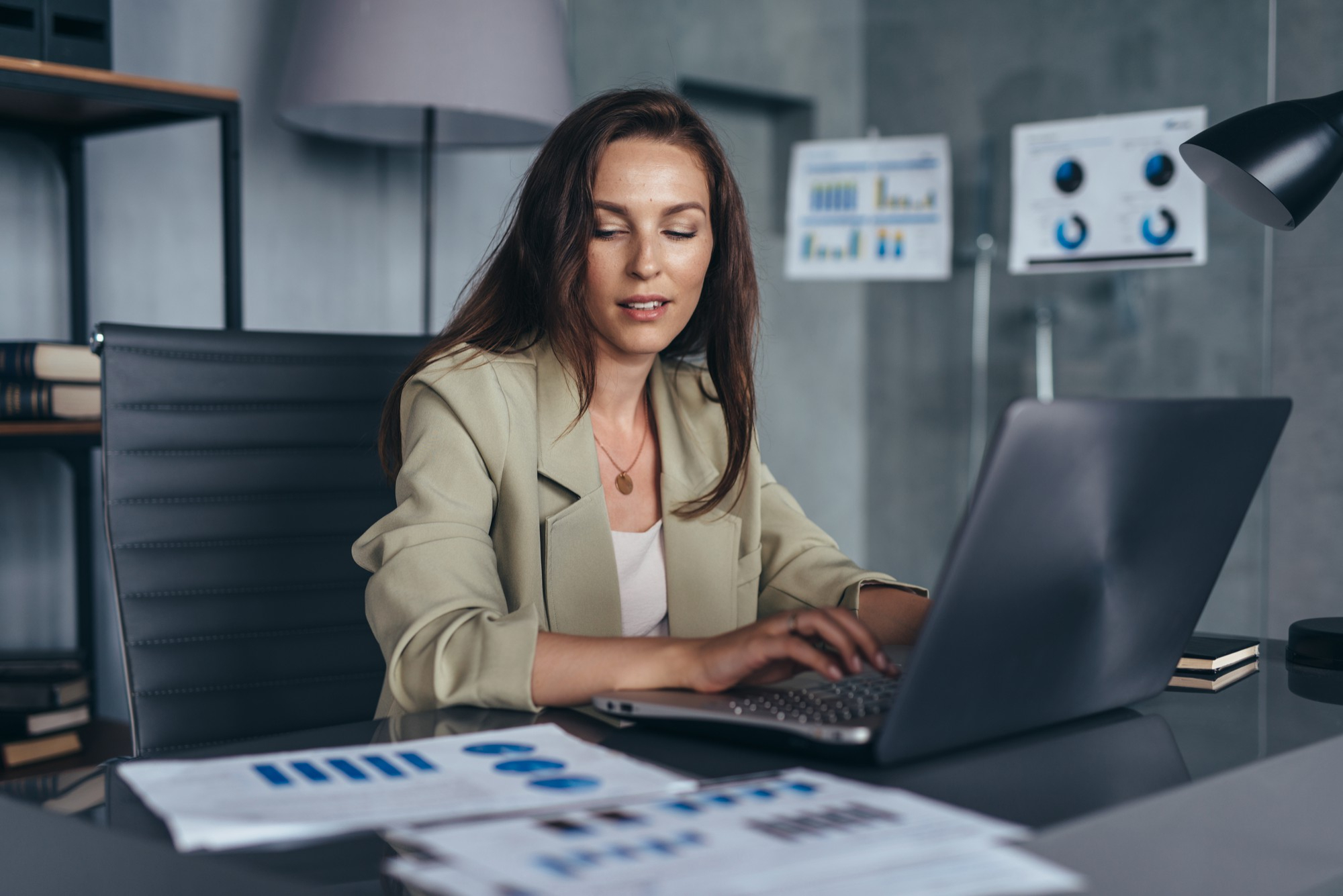 Empresária analisando métricas de pagamento do seu e-commerce