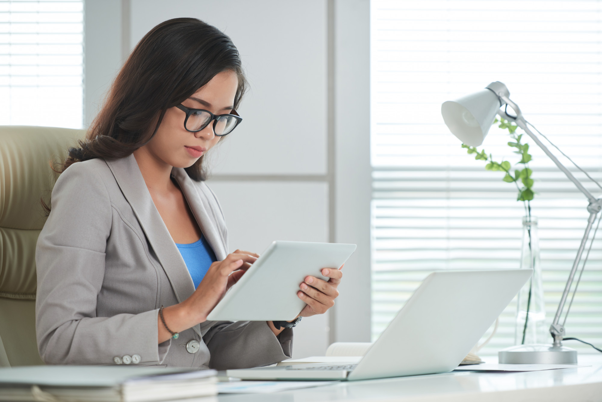 Empresária analisando relatórios de gestão da sua empresa