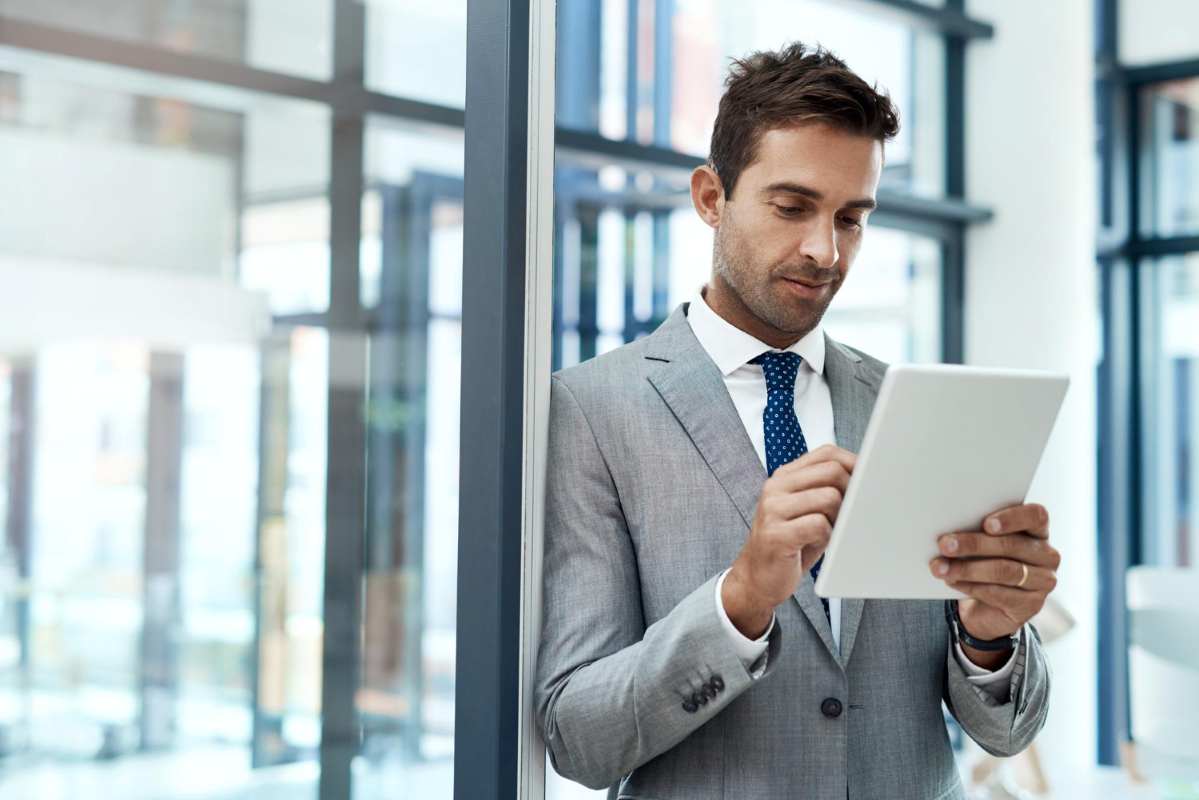 persona de negocios usa herramientas digitales
