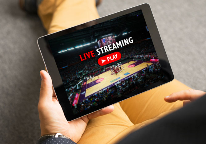 Mercado Pago e Meli+: mão de uma pessoa segurando um tablet mostrando como funciona o serviço de streaming de filmes e séries online