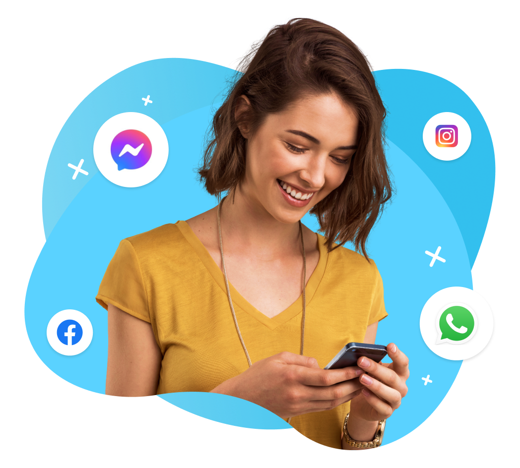 Chica con playera sonriendo mientras segura su celular. Los íconos de WhatsApp, Facebook, Instagram y Messenger flotan alrededor.