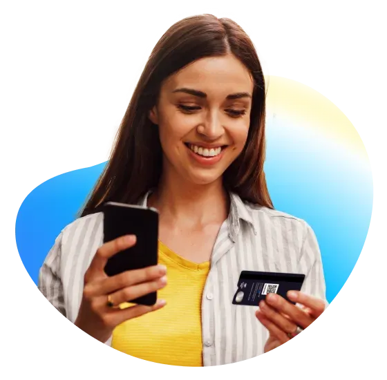 Una persona sonriendo, sostiene la tarjeta prepaga Mercado Pago y usa la app desde su celular.