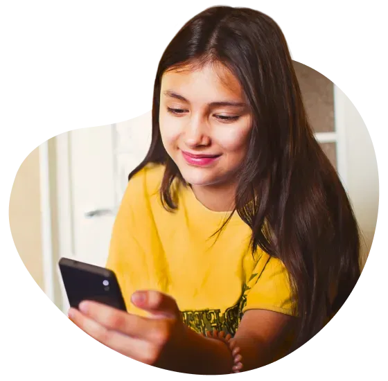 Una niña usa su cuenta digital de Mercado Pago para mayores de 10 años.