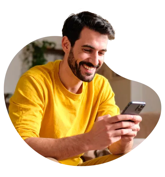 Una persona usa Mercado Pago desde su celular y maneja sus finanzas con facilidad.