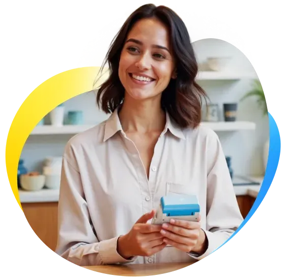 Una persona realiza una venta con el lector de tarjetas Point de Mercado Pago.