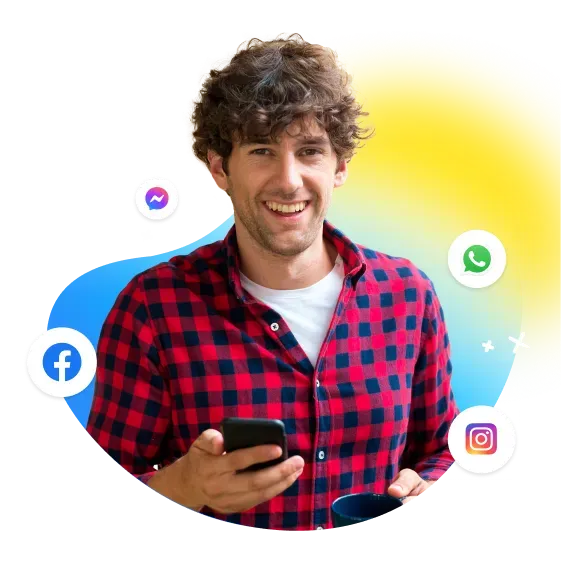 Hombre con remera y camisa a cuadros sonriendo mientras sostiene su celular. Los íconos de WhatsApp,